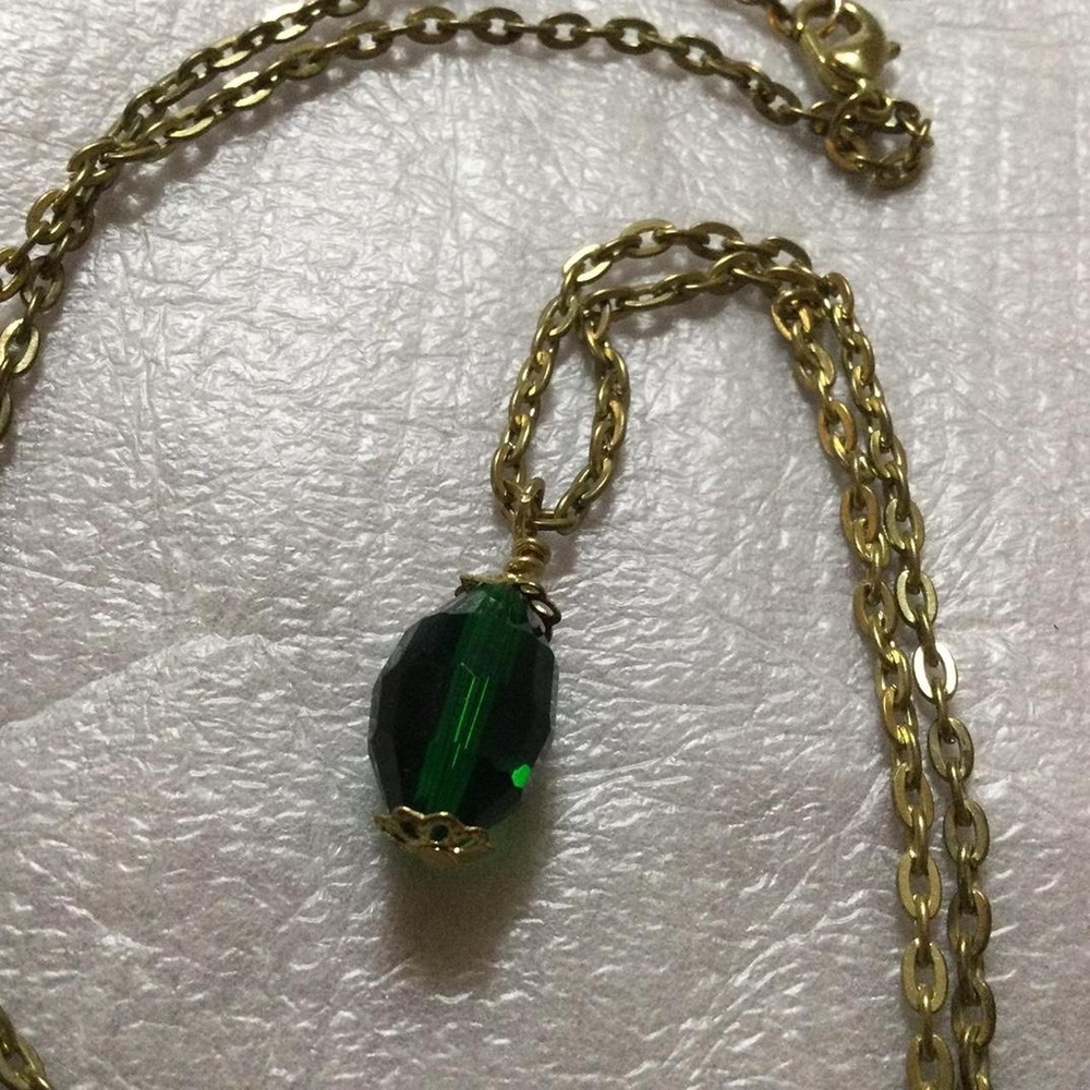 Elegant Gold Necklace with Green Pendant